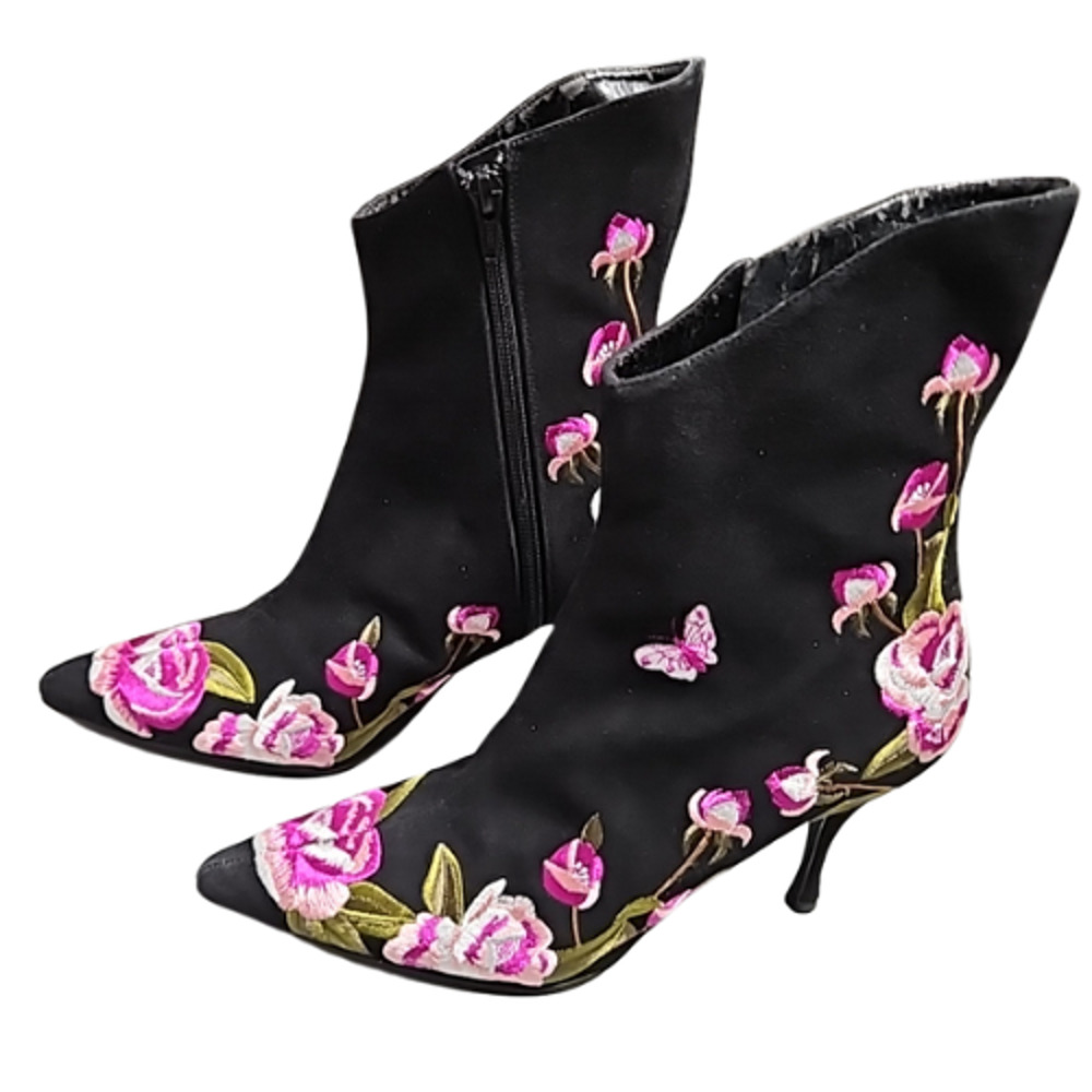 Beverly Feldman Black Boots Heels Embroidered Roses Vintage 7 1/2 M never worn